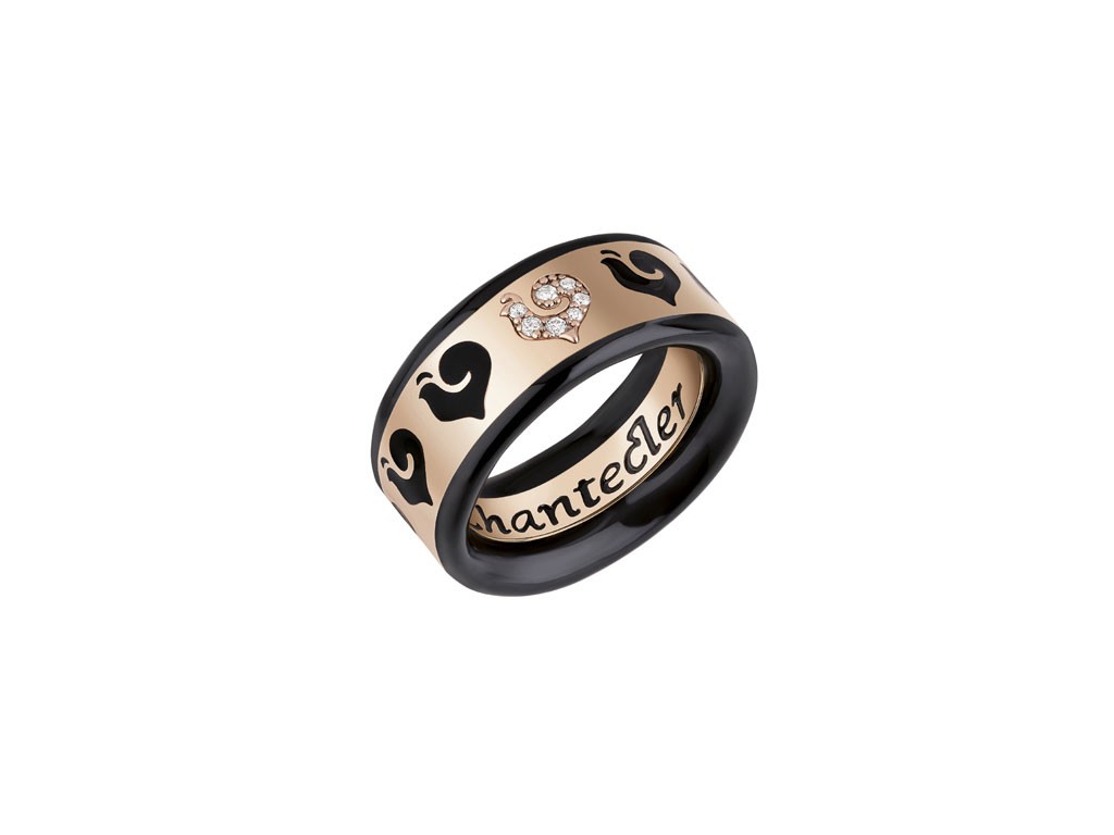 Chantecler. Collezione Carousèl. Anello fede in oro rosa 18kt, gallo in pavé di diamanti e smalto nero. Prezzo: euro 1.600,00.