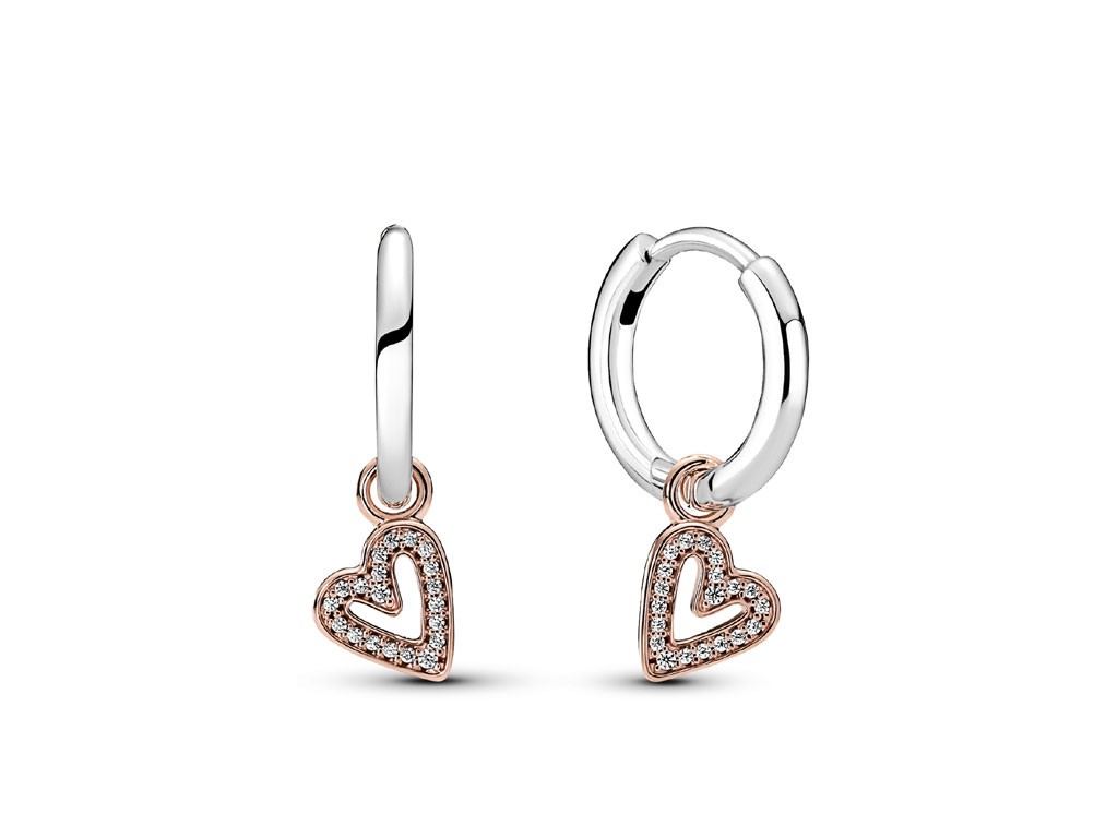 Pandora. Orecchini Cerchi Cuore Asimmetrico. Orecchini con cuore disegnato a mano libera e decorato da pietre di zirconia cubica incolori. I cerchi sono in Argento Sterling 925 mentre i cuori placcati Oro Rosa 14Kt. Prezzo: euro 69,00.