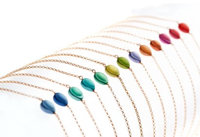 ROSSOPREZIOSO. Collezione Semino d’Amore. Bracciale Semino in Argento 925 placcato Oro Rosa 24Kt, proposto in 13 tonalità. La “pietra” è in legno laccata e smaltata a mano. Prezzo: euro 42,00.