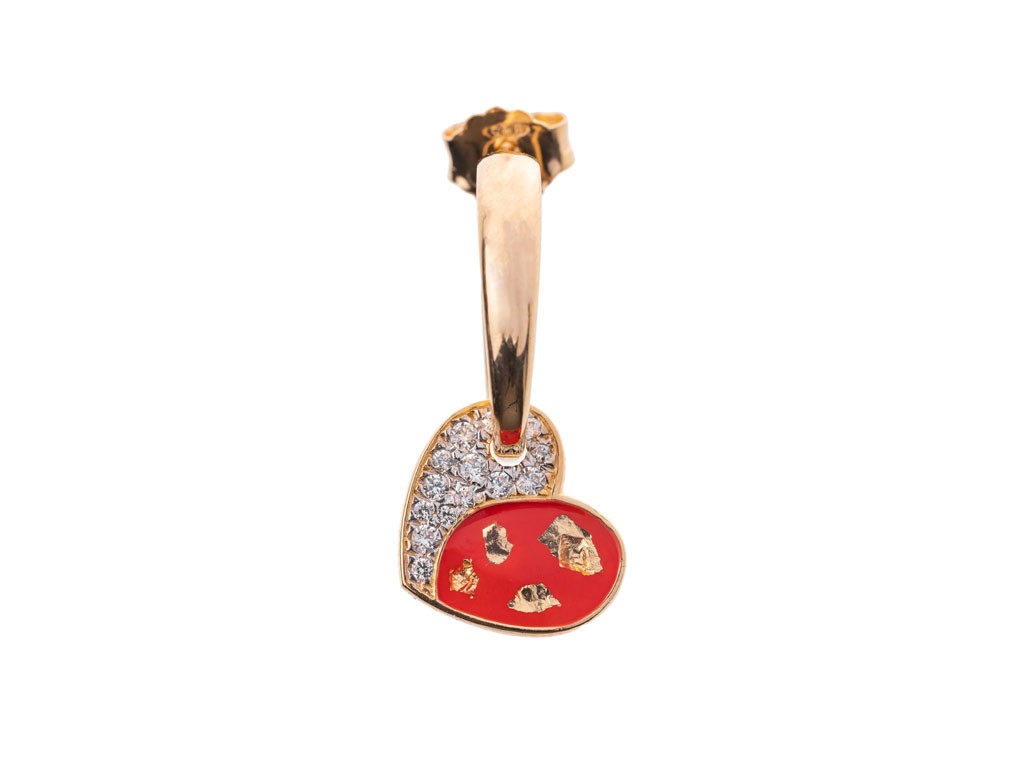 Rue des Mille. Mono orecchino cerchio cuore. Cerchietto pendente, in Argento 925, e ciondolo cuore con zirconi bianchi e smalto bianco o rosso (nell’immagine) foglia d’oro. La smaltatura viene fatta a mano seguendo tre passaggi: smaltatura di colore, foglia d’oro 18Kt e passaggio di smalto trasparente. Diametro cerchio: 1,5 cm. Altezza cuore: 1,2 cm. Prezzo: euro 60,00.