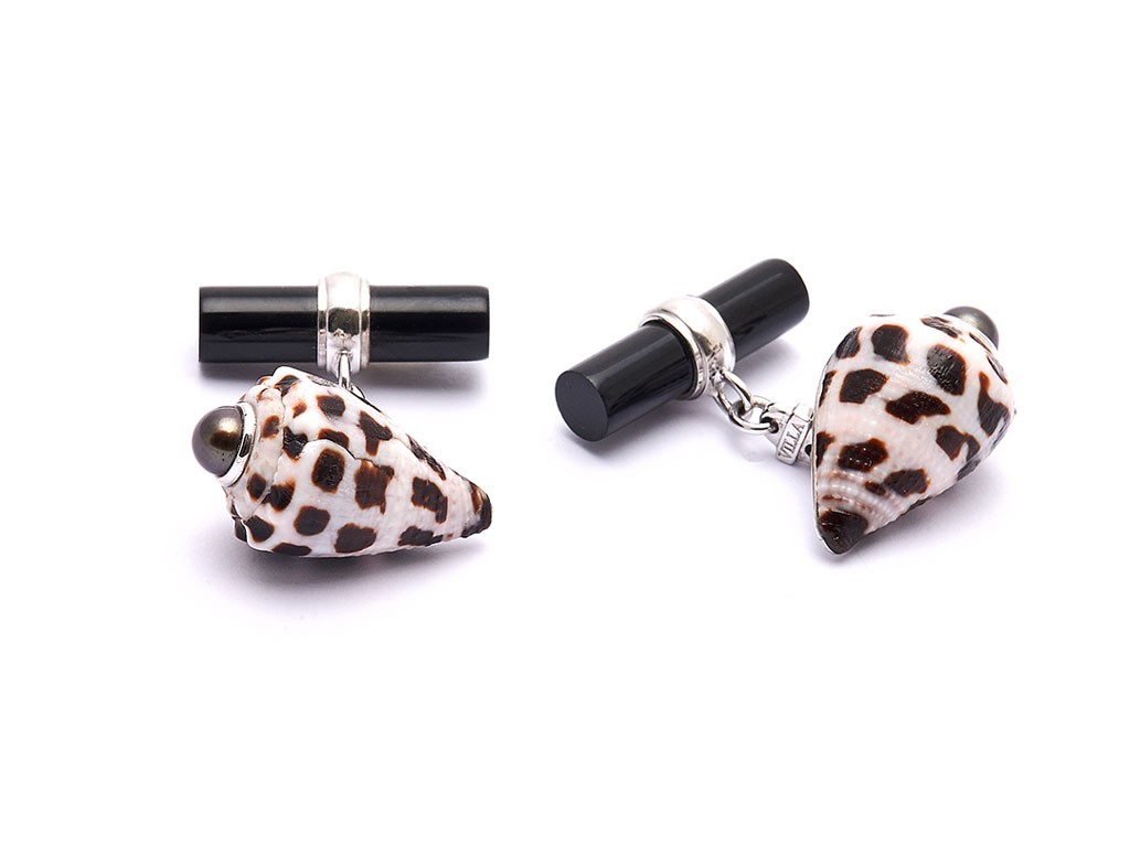 Villa Milano. Gemelli Conchiglia Conus Ebraeus. Conchiglia Conus Ebraeus, perla nera e barretta in onice-Oro bianco 18Kt. Prezzo: euro 2.100,00.