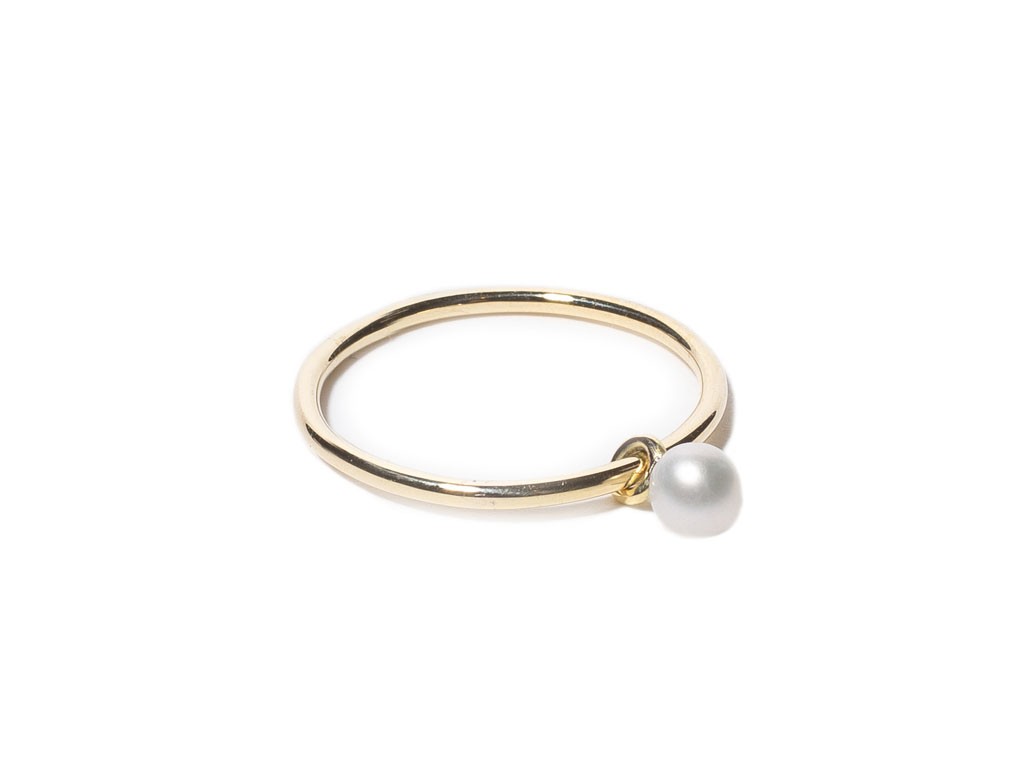 Vu Elle Jewels. Collezione Minimal. Purity ring. Anello sottile con montatura in Oro 9Kt e perla naturale. Pezzo realizzato a mano in Italia. Prezzo: 125,00.