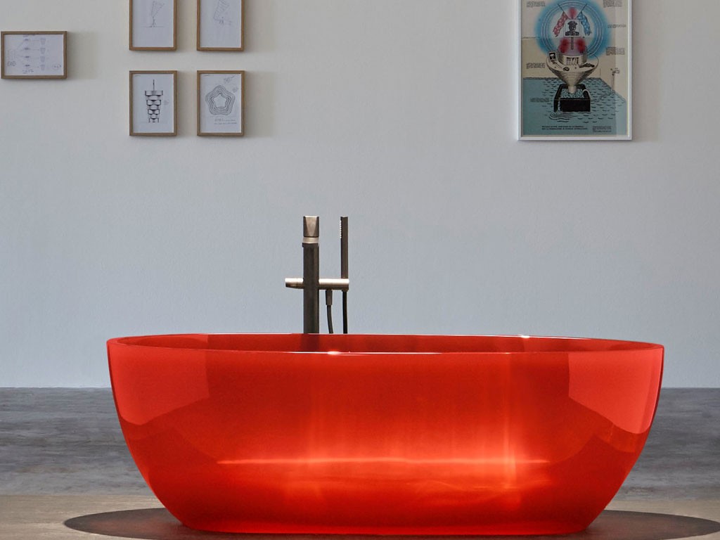 antoniolupi. “Reflex”, vasca trasparente realizzata in Cristalmood, design AL Studio. Vasca da bagno ovale completa di piletta con sistema di scarico a pressione click - clack, sifone e tubo flessibile. Colori Disponibili: Fumè, Nebbia, Ocra, Bottiglia, Petrolio, Ginger, Cobalto, Sangria, Ambra e Lime. Dimensioni: L167x A86xH53.