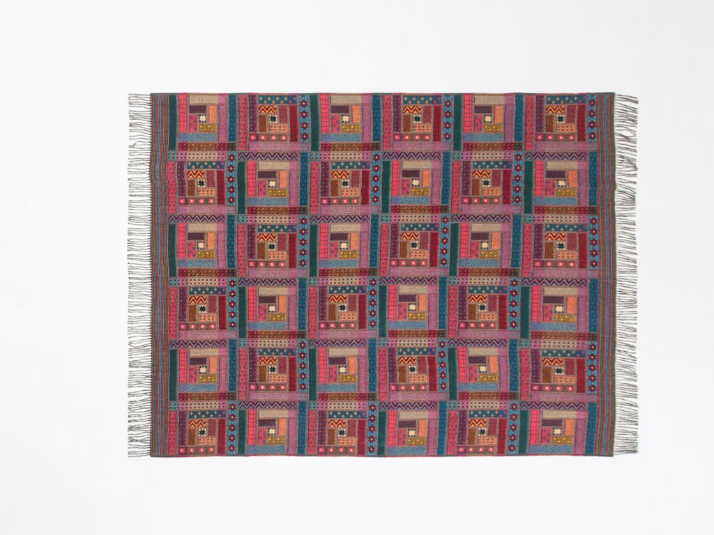 Lanerossi. Plaid “New Baltimora”. È realizzato in 100% lambswool di Merino. Questa fibra molto fine ha caratteristiche di morbidezza, termoregolazione e grande capacità di assorbire l’umidità. I certificati WOOLMARK e OEKO-TEX ne garantiscono e certificano la qualità.