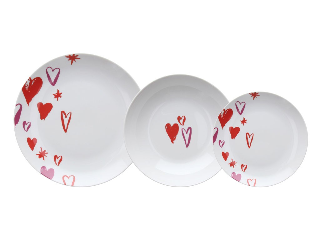 Tognana. Collezione “Amore”. Nell’immagine il servizio in porcellana da 18 pezzi. Sviluppano lo stesso decoro a cuori stilizzati anche gli elementi tessili. Set 2 strofinacci 45x70 cm, cestino del pane rotondo, grembiule, guantone da forno, presina, runner 40x140 cm e tovaglie in tre misure: 140x180 cm, 140x240 cm, 150x300 cm.