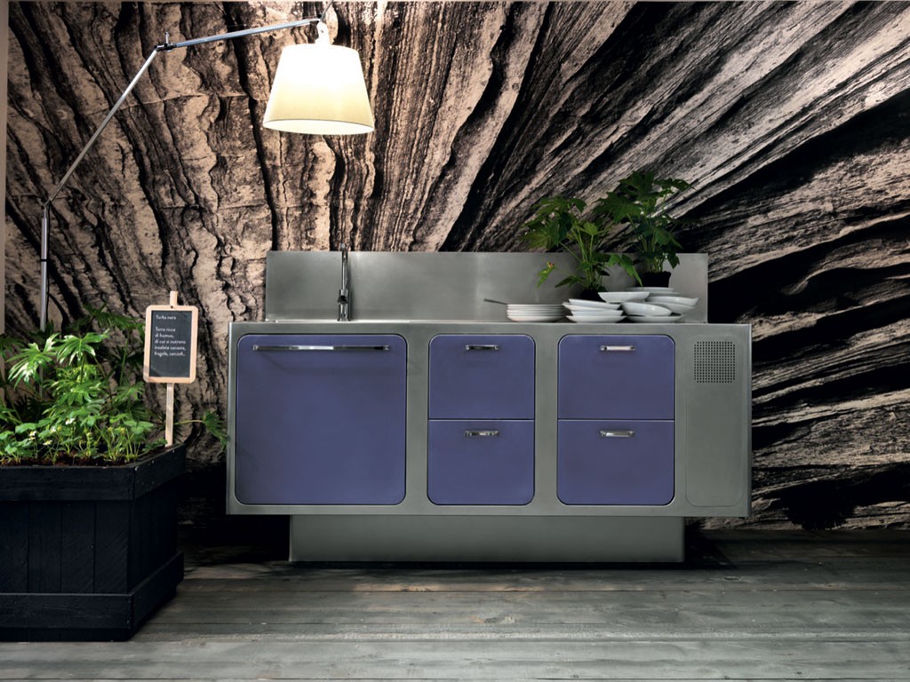 Abimis. Deliziosamente anni ’50, con tutte le curve al posto giusto, la cucina in acciaio inox “Ego” progettata dall’architetto Alberto Torsello. Completamente customizzabile e personalizzabile.