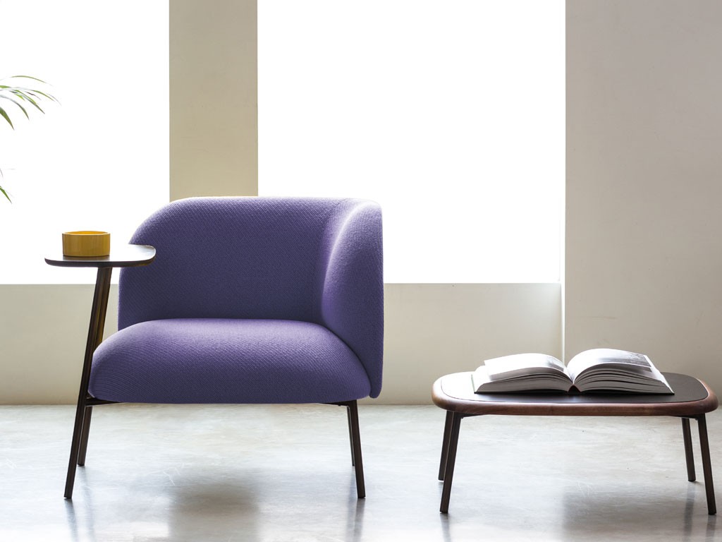 Bross. “Sit 2100”, design Marco Zito. Poltrona longue con struttura in metallo, finitura bronzo spazzolato o nero opaco completa di tavolino in mdf laccato nero, sedile e schienale imbottito.