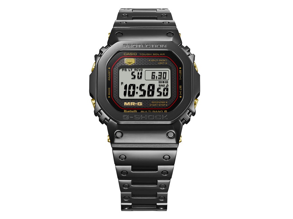 Casio Computer Co, Ltd. Modello MRG-B5000B. La struttura è antiurto. Impermeabilità a 200 metri. Tra le varie funzioni: Mobile Link (circa 300 città + città aggiunte dall’utente, regolazione automatica dell’ora, impostazione semplice dell’orologio, ora e luogo, promemoria, Phone Finder, visualizzazione stato dell’orologio, funzione di auto-test, certificato Premium Production Line); cambio visualizzazione data/mese, visualizzazione giorno (in inglese, spagnolo, francese, tedesco, italiano o russo); calendario automatico completo; formato ora 12/24; suono tasti on/off; retroilluminazione automatica a LED (Super Illuminator e post-luminescenza: 2/4 secondi, post-luminescenza fade-in/fade-out); indicazione batteria scarica. Alimentazione: sistema Tough Solar (ricarica solare) Dimensione della cassa: 49,4×43,2×12,9 mm Peso totale: ca. 114 gr. Colore nero. Prezzo: su richiesta.