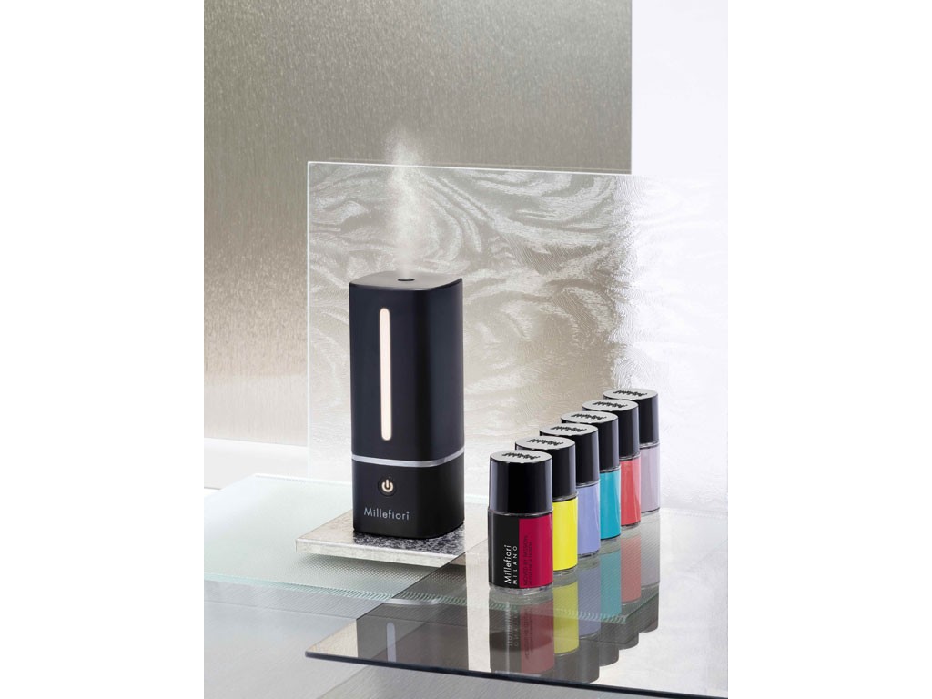 Millefiori® Milano. MOVEO. Diffusore ricaricabile e portatile disponibile nelle tonalità bianco o nero e finitura opaca. La luce a LED presente sul device cambia colore a seconda della diffusione della fragranza. Sei profumazioni ispirati agli stati d’animo: Let the Energy Flow, Joy above All, Stay Confident, Living Balance, Moments of Inspiration e Moved by Passion. Prezzo consigliato del diffusore: euro 39,90. Prezzo consigliato per fragranza: euro 9,90.