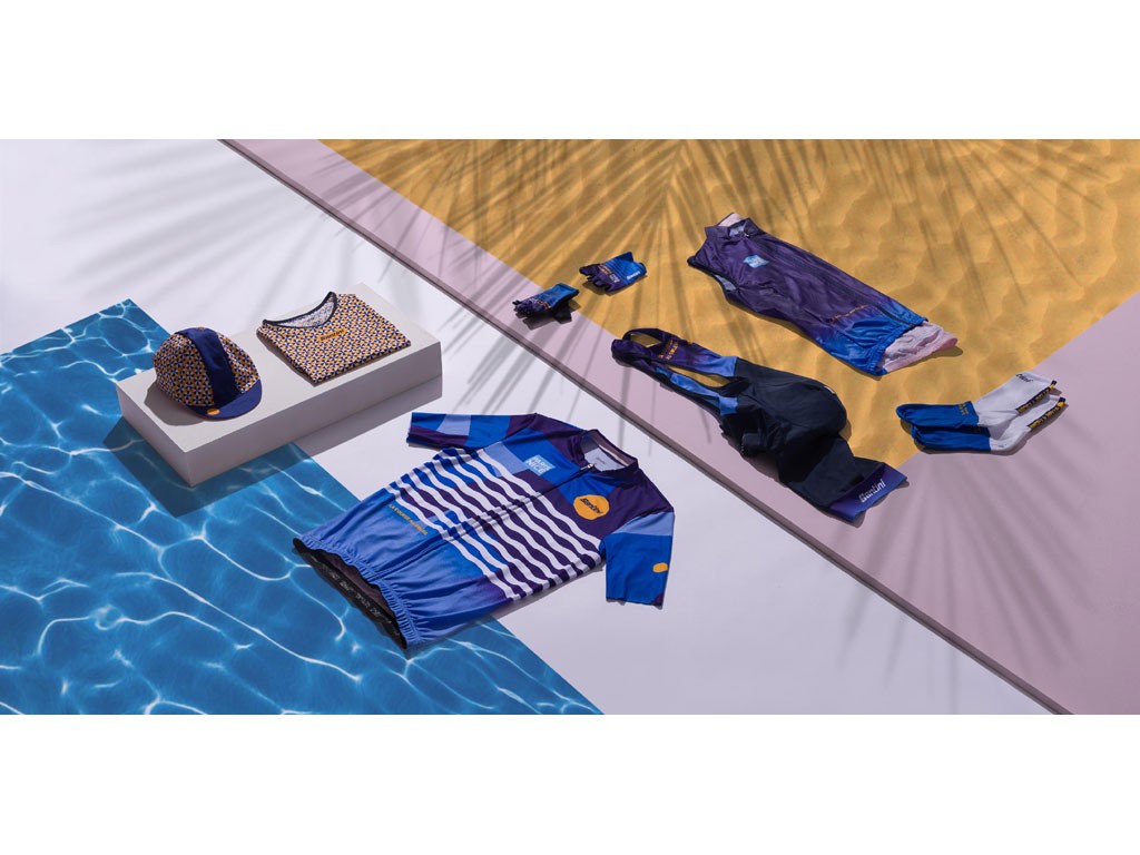 Santini. Collezione Paris-Nice. Composta da maglia, smanicato, calzoncino, baselayer, calzini, guantini e cappellino. Prezzo consigliato al pubblico: maglia euro 99,00; calzoncini euro 139,00; baselayer euro 29,00; smanicato euro 89,00 euro; calzini euro 16,00; guantini euro 30,00; cappellino euro 19,00.