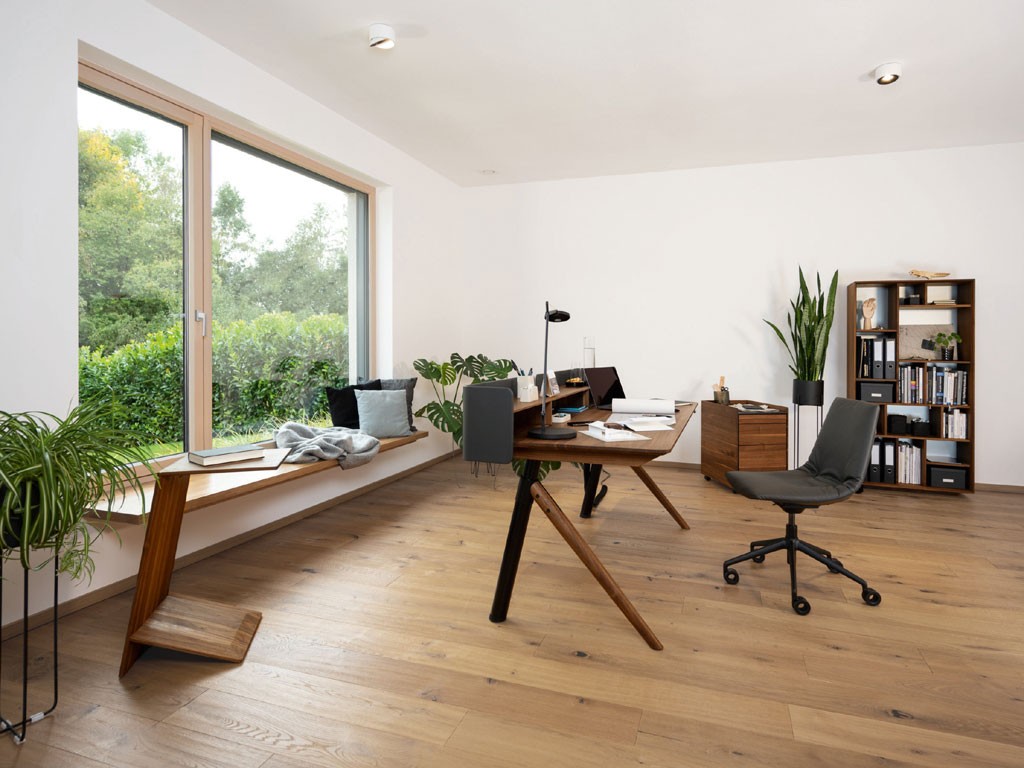 TEAM 7. pisa design Kai Stania. Scrivani in legno naturale, utilizzate diverse essenze, e metallo con paretina frontale in pelle o tessuto. Dimensioni: h 67-115cm; cinque larghezze da 120 a 200 cm; profondità 80 cm. Prezzo: su richiesta.