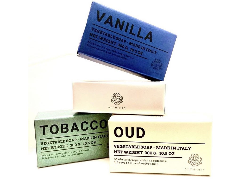 Alchimia Soap. La collezione completa dei Saponi Solidi da 300 ml. Prezzo al pezzo: euro 5,00. Il brand è distribuito da Omnia Luxury Trade.