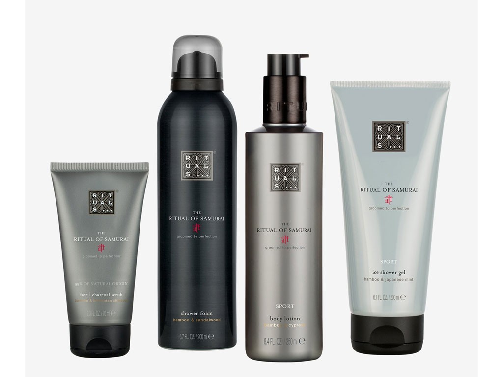 Rituals. The Ritual of Samurai. Il kit contiene: The Ritual of Samurai Spray Anti-traspirante Sport da 50ml; The Ritual of Samurai Gel Doccia; The Ritual of Samurai Hir & Body Wash da 70ml; The Ritual of Samurai Crema da Barba da 70ml. Prezzo su Zalando: euro 20,95.
