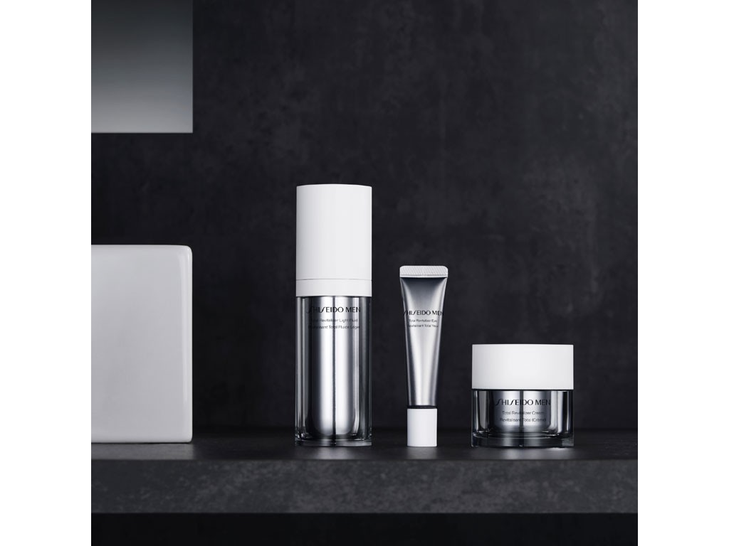 Shiseido. Shiseido Men. Linea Total Revitalizer. Total Revitalizer Light Fluid. Crema idratante anti-età. Confezione da 70 ml. Prezzo: euro 89,00. Total Revitalizer Cream. Crema con idratazione H48. Confezione da 50 ml. Prezzo: euro 89,00. Total Revitalizer Eye. Crema contorno occhi anti-età. Confezione da 15 ml. Prezzo: euro 60,00.
