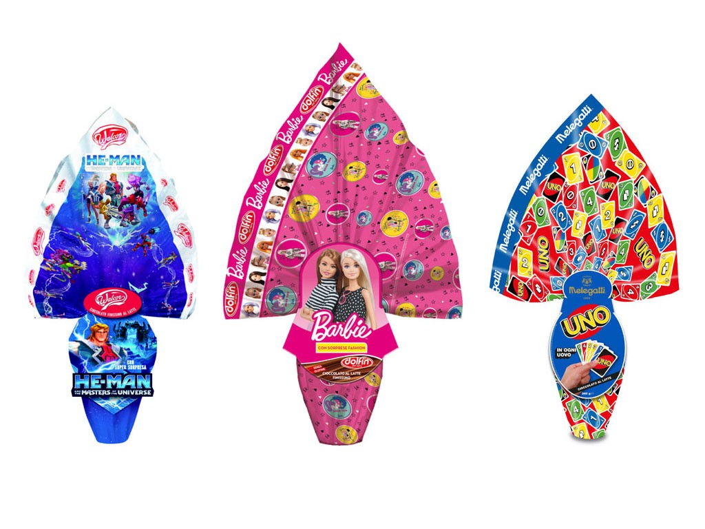 Mattel™. Le uova dei brand Mattel™. Da sinistra Master of the Universe™ protagonista delle uova al cioccolato Walcor. Uovo da 200g. Prezzo consigliato: da 7,90 a 11,90 euro. Al centro uovo di cioccolato Dolfin dedicato al mondo di Barbie. Grammature da 50, 150, 220 e 320. Prezzo consigliato: da 2,99 a 12,99 euro. A destra l’uovo di cioccolato Melegatti dedicato a UNO e Pictionary. Grammatura da 240. Prezzo consigliato: 6,90 euro.