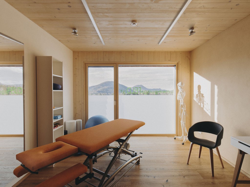 holzius. Il nuovo centro fisioterapico bewegungsFELDA a Faistenau, in Austria, realizzato su progetto dello Studio m3-ZT dei fratelli Mösl. Copyright Verena Schierl.