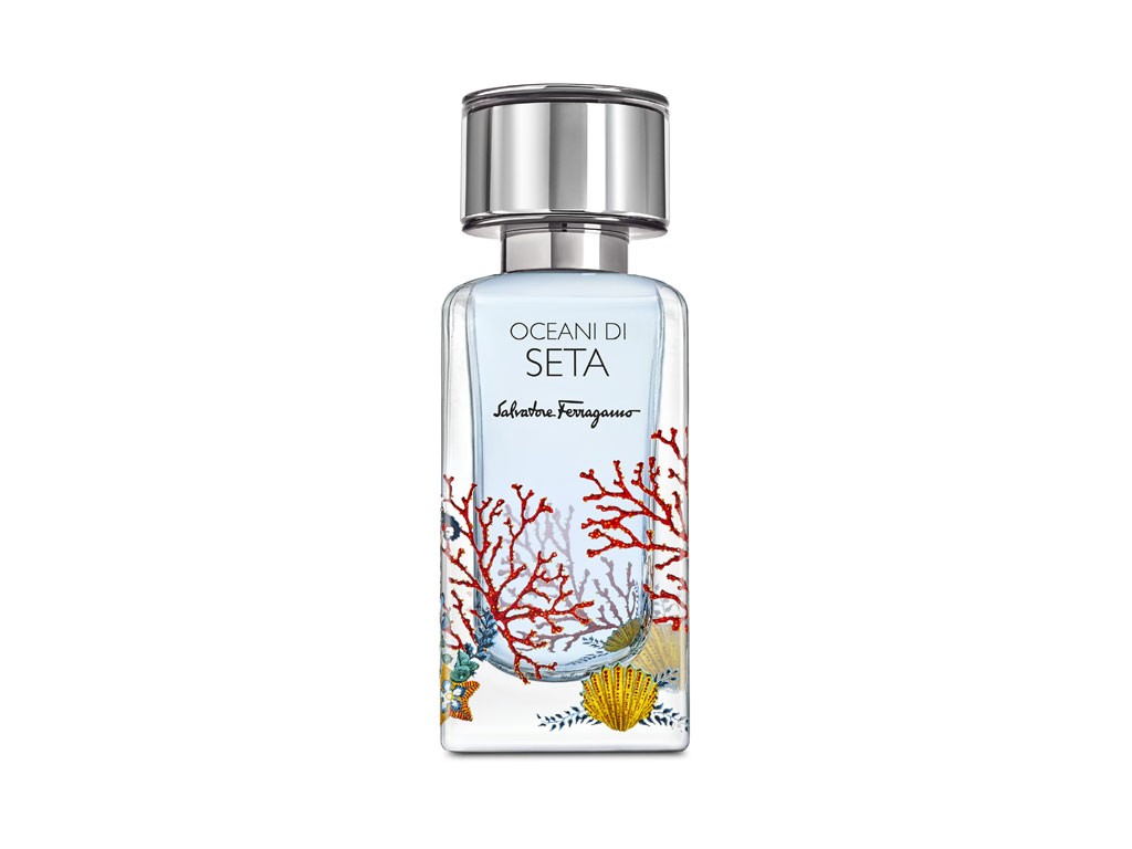Ferragamo Parfums. Oceani di Seta è una creazione fiorita acquatica vigorosa e decisa, con accattivanti contrasti in chiaroscuro. Un accordo salato fresco e cristallino che richiama le onde vibranti dell’oceano, mentre petali di Magnolia fluttuano per creare un cuore puro, arioso e attraente sublimato dalle note morbide dell’Eliotropio. Rinnovabile al 62.2% e biodegradabile al 99.1%, questo prezioso DNA olfattivo è formato dal Lilybelle®, una nuova molecola di mughetto fresca e rugiadosa, ottenuta tramite un processo eco-compatibile dalla buccia d’arancia; dal Pepe Timut, un olio essenziale di pepe speziato estratto eticamente, con accenti unici di pompelmo rosa, yuzu e toni boisé fioriti e dal Neo Soie Velours de Laire, un accordo nobile che emana la sensazione pura della seta trasmettendo alle fragranze il pregio e l’Heritage secolare dell’alta profumeria fondata su una tradizione di oltre 220 anni.