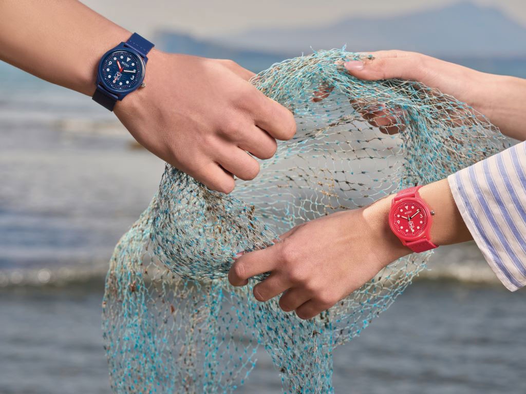 Iamthewatch. IAM THE SEA è la nuova collezione di orologi sostenibili realizzati in plastica riciclata al 100%, ideati in collaborazione con #Tide, azienda leader mondiale nella trasformazione di rifiuti plastici marini in materia prima di altissima qualità. Attraverso questa collezione, Iamthewatch prende parte all’ambizioso progetto di #Tide che consiste nel raccogliere entro il 2025 un miliardo di bottiglie. Per la realizzazione di ciascun orologio, infatti, vengono utilizzati 85g di plastica che corrispondono a 3 bottiglie.