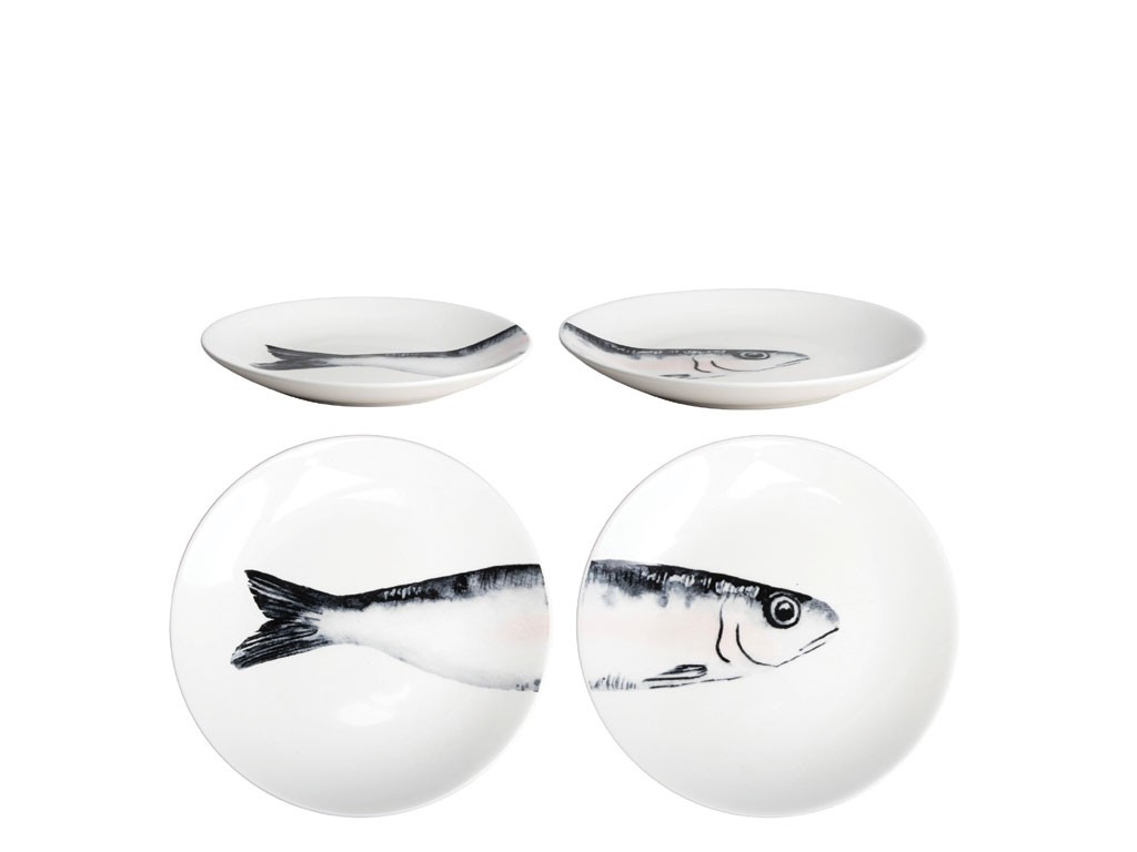 Maiuguali. Per l’estate 2022 il tema sardina è declinato sia come decoro che come forma su piatti, vassoi e contenitori in ceramica, sottobicchieri, taglieri in legno di mango e smalto e tovagliette in carta oleata. Questo set è composto da due piatti realizzati in porcellana. Cm Ø 16,5. Adatti per l'uso in forno e microonde, e lavabili in lavastoviglie.