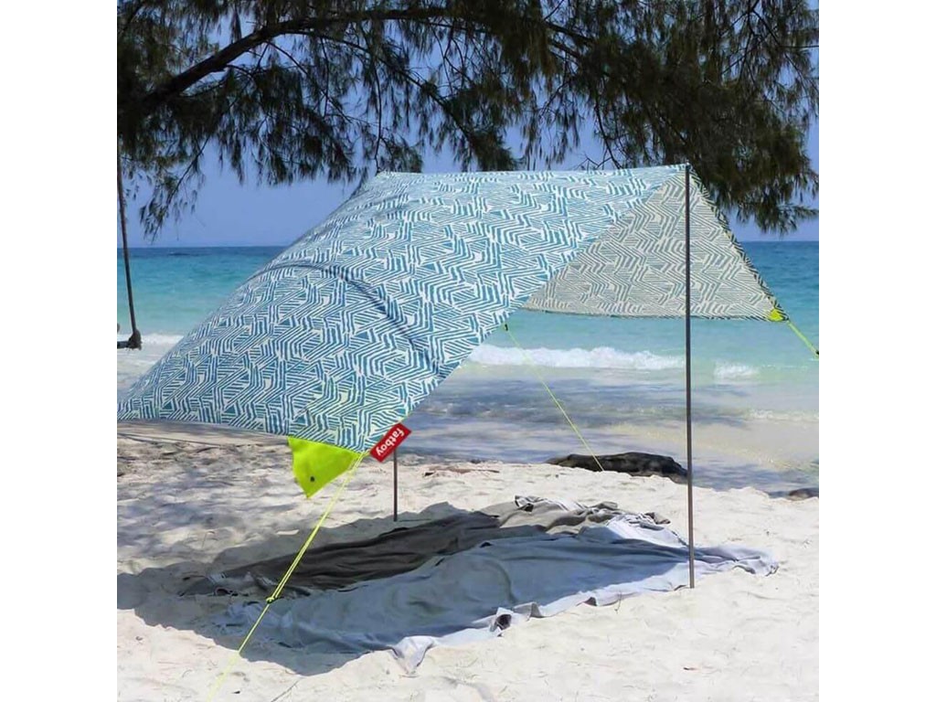 Fatboy. Miasun è una tenda leggera e pieghevole che aperta ha dimensioni di 150x220. Entra perfettamente nella tua borsa e pesa solo 1,2 kg. Può ospitare due adulti e due bambini. Oltre a un design allegro ed elegante (tante le fantasie a disposizione), un meccanismo di piegatura straordinariamente semplice la rende ideale per ogni viaggio. Grazie a questo meccanismo potrai creare un’oasi d’ombra in soli due minuti. La tela di cotone può essere posizionata in tre modi diversi, lasciando passare sempre una piacevole brezza.