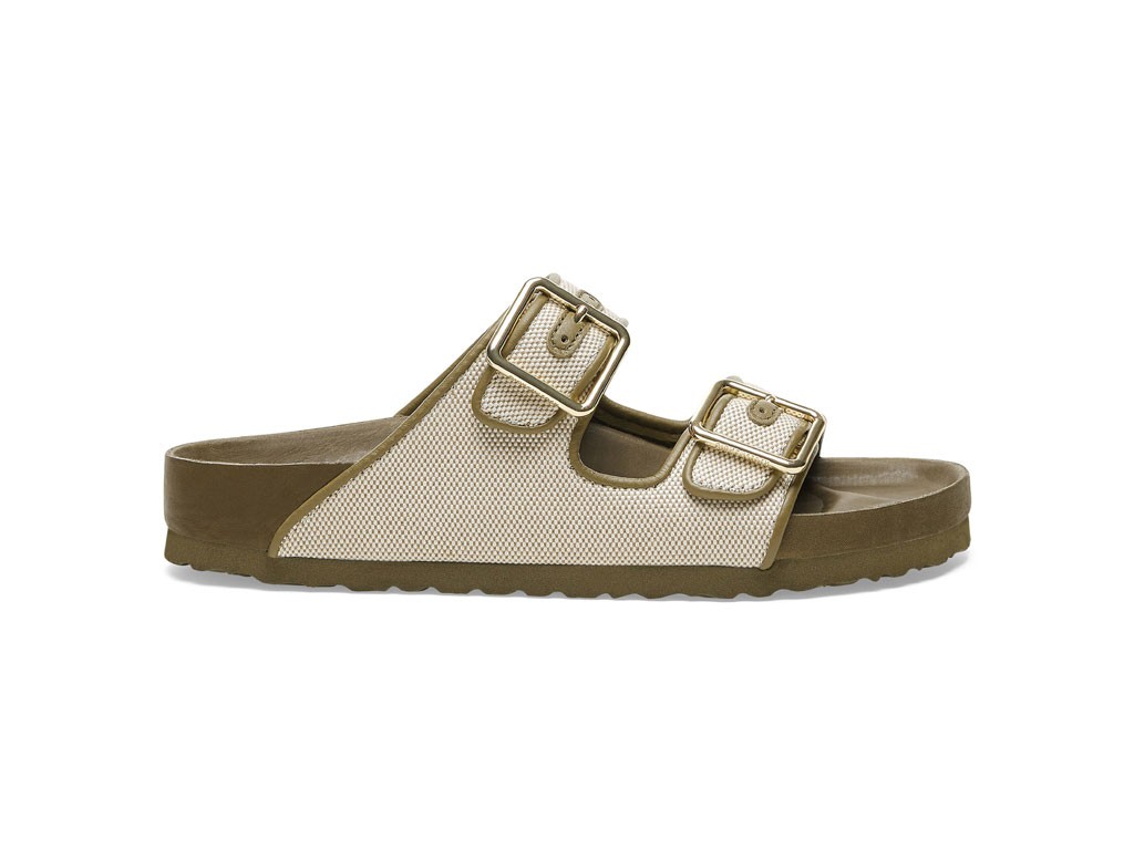 Birkenstock 1774. Sandalo Arizona in canvas con profili in pelle, plantare anatomico in sughero e lattice rivestito in pelle, suola in EVA. Prezzo: euro 420,00.