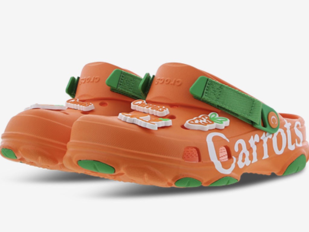 Crocs x Footlocker. Crocs All-Terrain Clog x Carrots. Ri-edizione delle classiche All Terrain Clogs con robusta suola con battistrada migliorato per una maggiore trazione e sostegno, tomaia in schiuma Croslite™ completamente modellata e colore arancione sgargiante. Realizzate in materiale termoplastico facile da pulire e veloce da asciugare, hanno una calzata confortevole grazie alle cinghie regolabili sul tallone. Personalizzabili con i ciondoli removibili Jibbitz, ispirati al mondo del giardinaggio. Prezzo: euro 59,90.