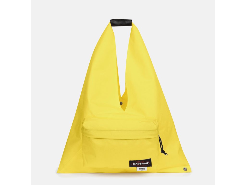Eastpack. Tote MM6 Yellow. Collaborazione con MM6 Maison Margiela. Ampia tasca anteriori con cerniera e tasche interne con manico in pelle. Misure: H51xL49 cm. Materiali: 100% in nylon con dettagli in pelle. Peso: 220gr. Prezzo: euro 230,00.