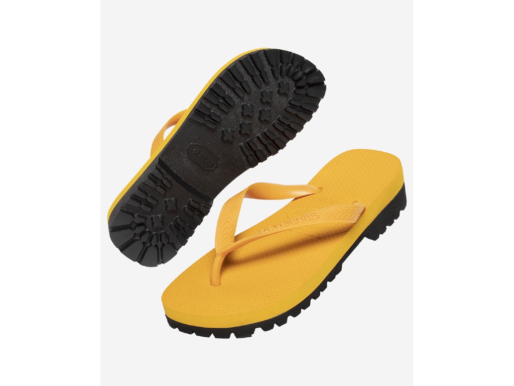 Havaianas + Vibram. Modello Unisex TOP. Tomaia in gomma e fondo carrarmato in Vibram. Disponibile nelle tonalità: arancione, rosa, verde e blu. Prezzo: euro 55,00 su luisaviaroma.com