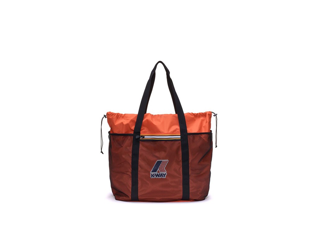 K-Way®. Le Vrai 3.0 Isa. Shopping bag unisex dalla linea ampia e capiente si impacchetta e diventa un marsupio. Realizzata in nylon ripstop impermeabile, idrorepellente, antivento e traspirante. La chiusura è regolabile con corda e ferma corda. Tasca davanti in rete con zip. Tonalità disponibili: Red Vemilion, Azur Dk e Green Zephyr. Misure: H48xL65cm. Prezzo: euro 80,00.