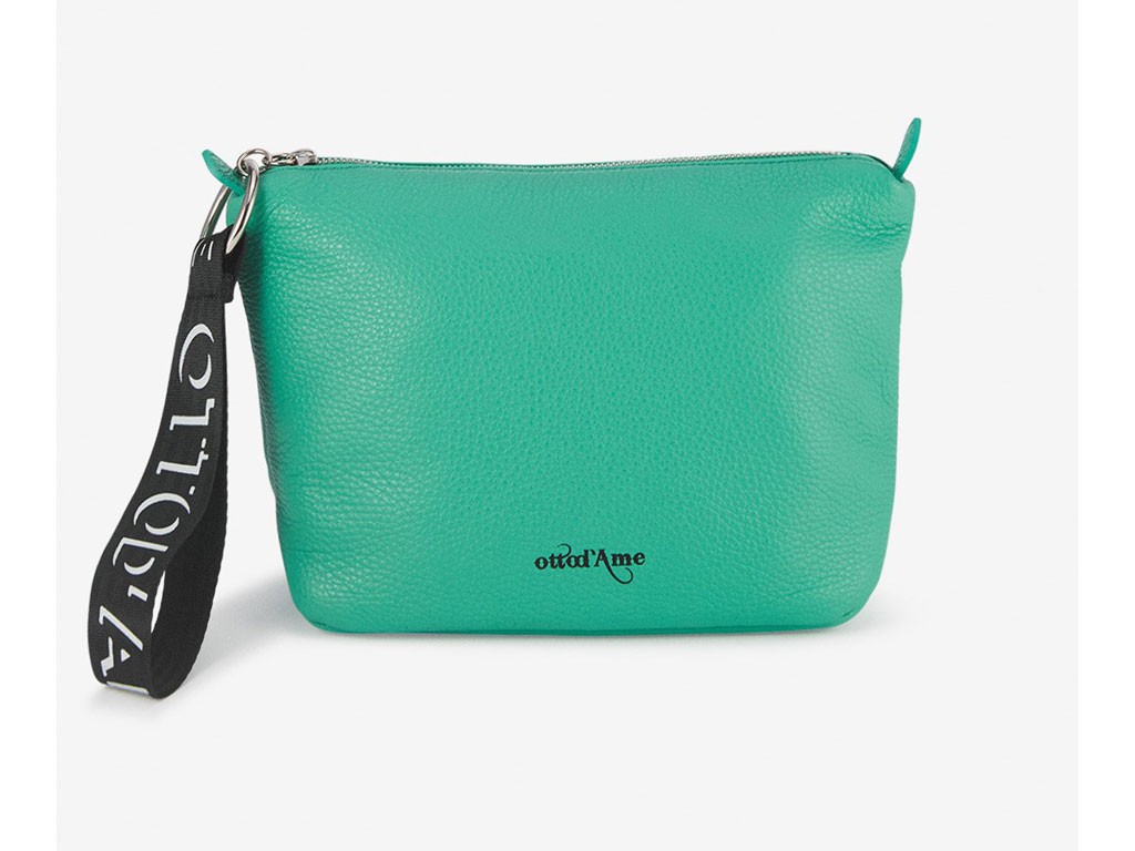 ottod’Ame. Borsa/Porta trucchi in pelle con zip con anello e tessuto. Disponibile nelle tonalita: verde, nero e rosa. Prezzo: euro 125,00.
