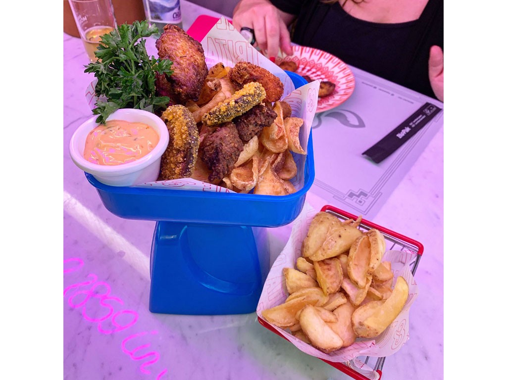 Pane & Trita. Milano. Fritto Misto Pane & Trita: crunchy nuggets di pollo argentino, polpettine di manzo, alette di pollo spicy, melanzane panate e patatine fritte, accompagnate dalla salsina Pane & Trita. Foto Credits: Sara Bosco.