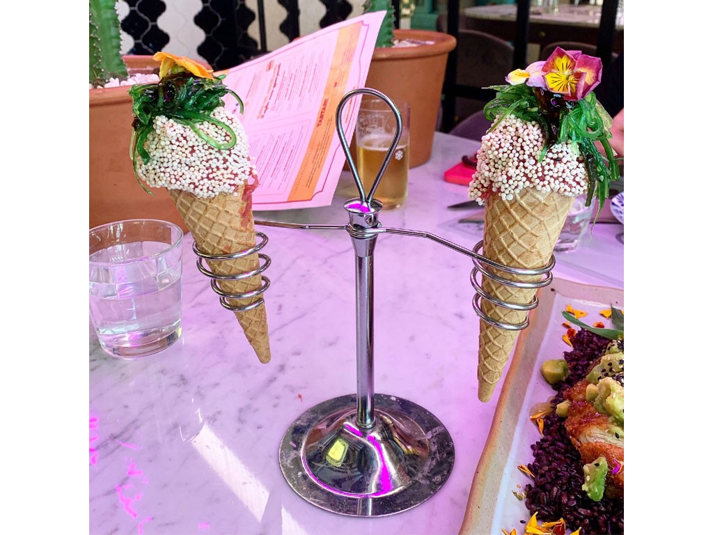 Pane & Trita. Milano. Il Cono del Macellaio. Degustazione di due tartare di Black Angus servite su parigina di gelato, avvolte con perle di riso croccanti, cremoso al wasabi, alga wakame e salsa teriyaki. Foto Credits: Sara Bosco.