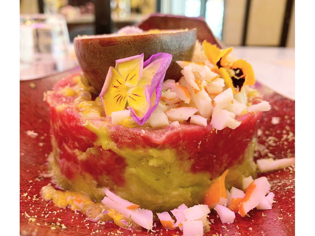 Pane & Trita. Milano. “Sex on the beach”. Tartare di manzo Prime Quality, avocado, polpa di granchio, passion fruit, battuta di fragole, kataifi crunchy e dressing al lime. Foto Credits: Sara Bosco.