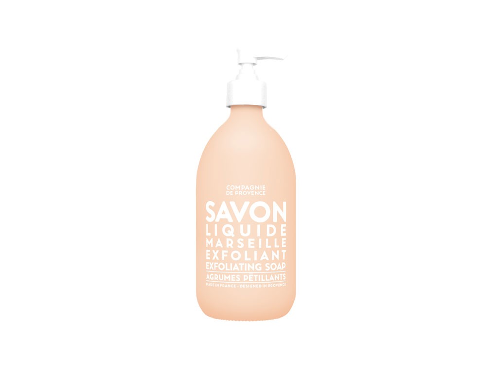 Compagnie de Provence. Sapone Liquido di Marsiglia Esfoliante agli Agrumi. Deterge ed esfolia la pelle del corpo e delle mani. Ingredienti naturali per il 98% combina olî vegetali delicati e i grani ricavati dai noccioli d’olive del Mediterraneo finemente macinati. Il prodotto è da applicare anche quotidianamente con massaggi circolari sotto la doccia. Distribuito in Italia da Officina Parfum. Confezione in flacone di vetro riciclabile da 500 ml. Prezzo: euro 28,00.