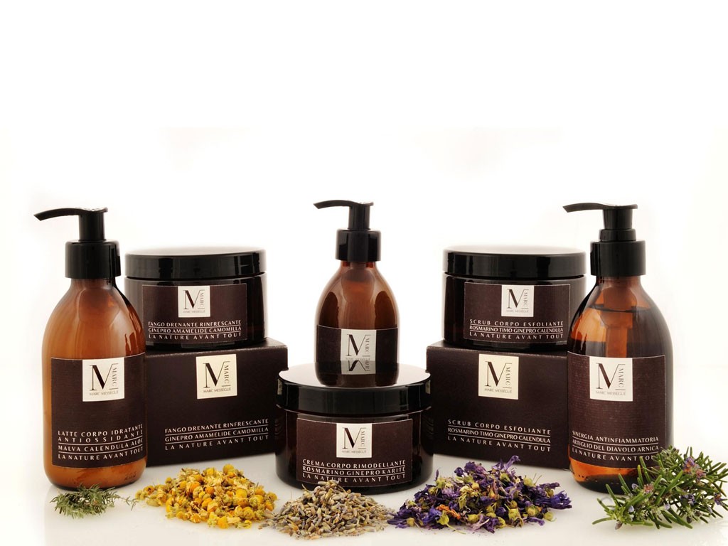 Marc Mességué Ai Cappuccini. La linea skincare si compone di sei prodotti. Fango drenante e purificatore: stimola la circolazione sanguigna e linfatica con ingredienti biologici quali Ginepro, Amamelide, Camomilla e di attivi naturali ricavati da Equiseto, Mentolo, Edera e Argilla Verde. Prezzo: euro 65,00. Scrub esfoliante: battuto di foglie di Rosmarino, Timo e Bacche di Ginepro per affinare lo strato superficiale della pelle, eliminando cellule morte con una piacevole sensazione di morbidezza. Girasole, Karité, Oliva e Calendula si aggiungono al pregiato mix di oli biologici che rendono la texture ricca e sensoriale. Prezzo: euro 60,00. Latte idratante antiossidante: Malva, olio di Oliva e Aloe gli ingredienti biologici per un ottimo livello di idratazione della pelle. La presenza di antiossidanti e di Vitamina E svolgono un'azione anti-aging calmante e sebo-restitutiva. Prezzo: euro 48,00. Crema rimodellante: olî biologici di Rosmarino, Ginepro, Karité per lenire l'infiammazione della pressione delle cellule adipose. Gli attivi vegetali di Zenzero, Caffè, Escina, Pompelmo e Lavanda agiscono sul metabolismo diminuendo l'adiposità. Edera e Centella stimolano la circolazione e riducono la ritenzione dei liquidi. L'estratto di Lythrum Salicaria assottiglia l'ipoderma con un effetto profondo e duraturo su glutei e Lythrum Salicaria assottiglia l'ipoderma con un effetto profondo e duraturo su glutei e cosce. Prezzo: 68,00. Emulsione defaticante gambe: azione congiunta di Rusco, Mirtillo, Ginepro, Amamelide e Malva per stimolare la circolazione sanguigna e linfatica liberando il corpo dalle tossine. Mentre Menta e Mentolo regalano la sensazione di freschezza istantanea. L'emulsione è molto efficace anche per decongestionare caviglie e piedi. Prezzo: euro 49,00. Sinergia antinfiammatoria: formulata per alleviare il dolore e l'affaticamento muscolare. Azione calmante e lenitiva con una miscela di sostanze ottenuta da Artiglio del Diavolo, Arnica Iperico ed olio essenziale biologico di Lavanda. Prezzo: euro 49,00.