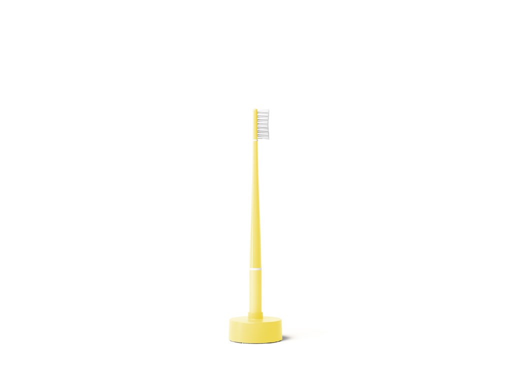 Piuma Care. Kit Base. Spazzolino da denti con setole all’Echinacea e Base-calendario da appoggio. Il design brevettato impedisce il ristagno dell’acqua e il calendario, posizionato all’interno, ti ricorda quando cambiarlo. La Base è per sempre. Colori: verde, rosa e giallo. Prezzo: euro 21,00.