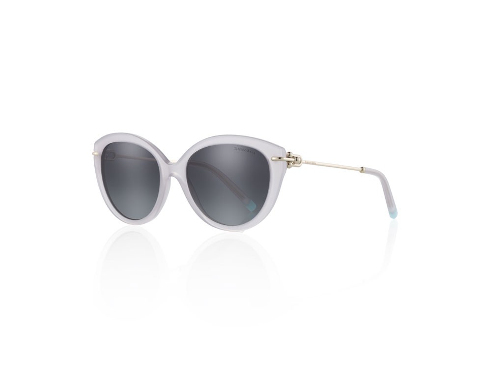 Tiffany & Co. Modello TF41878343_11. Montatura cat-eye in acetato. Colorazioni disponibili: montatura rosa tenue con lenti marrone scuro sfumate rosa; montatura nera con lenti sfumate Tiffany Blue®; montatura nera con lenti grigie sfumate; montatura havana con lenti marroni sfumate; montatura champagne satinato con lenti sfumate grigie. Prezzo: euro 280,00.