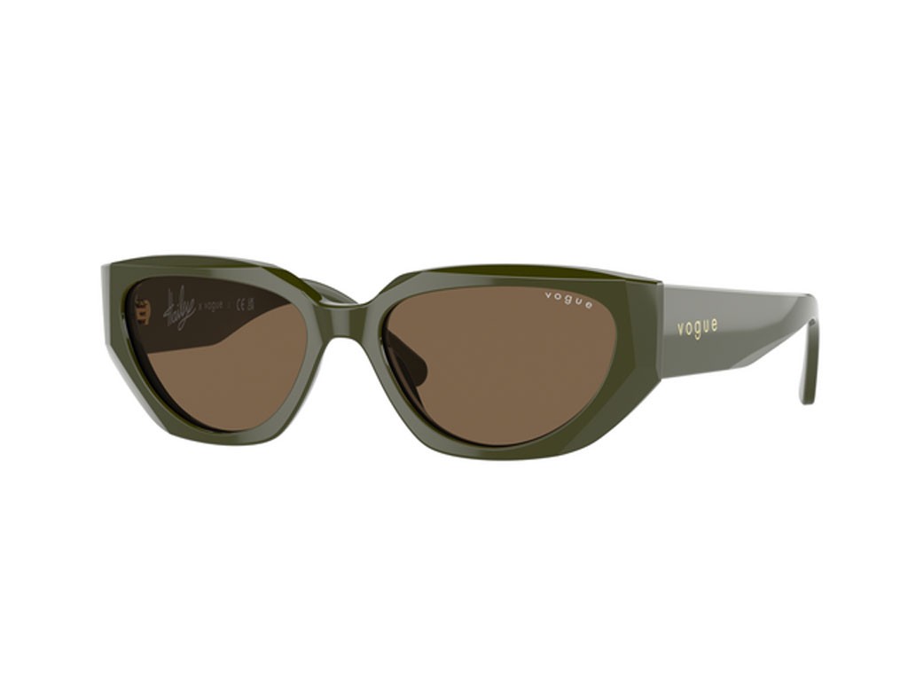 Vogue Eyewear x Hailey Biber. Occhiale da sole, modello 0VO5438S. Montatura esagonale in acetato lucido. Disponibile nelle tonalità: Nero con lenti grigie sfumate, Giallo Havana con lenti blu scuro, Havana scuro con lenti marrone scuro e Verde con lenti marrone scuro. Prezzo: euro 99,00.
