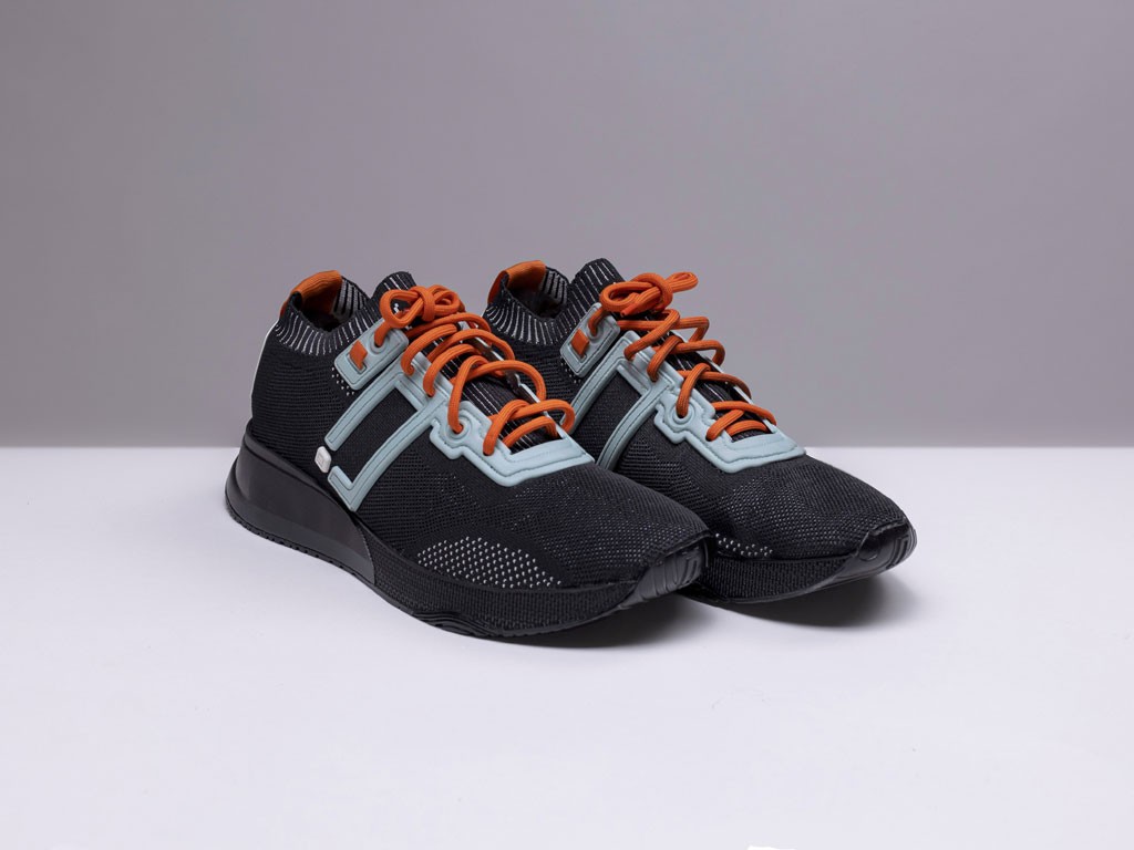 dotzer0. Orange Sky. Base nera, accessori verde lago e dettagli arancioni. La .1sneakers è bio. Creata completamente con scarti da lavorazione del legno. Maglia tecnica 3D con suola preformata ultra flessibile. Leggerissime. Prezzo: euro 305,00.