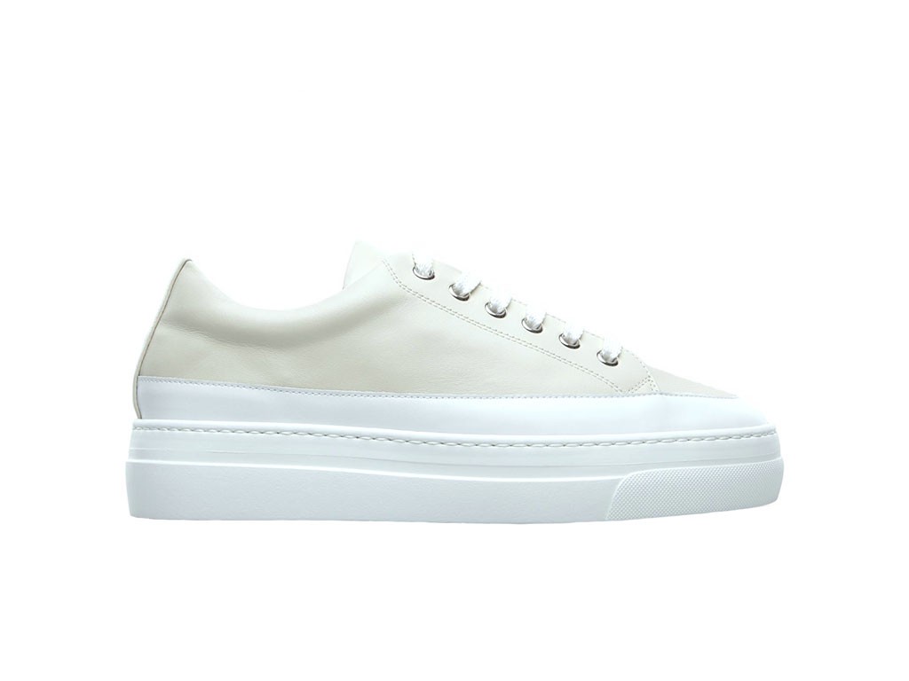 Doucal’s. Sneakers in pelle, senza applicazioni. Altezza suola: 4 cm. Prezzo: 364,00 (su Yoox Price 225,00 euro).