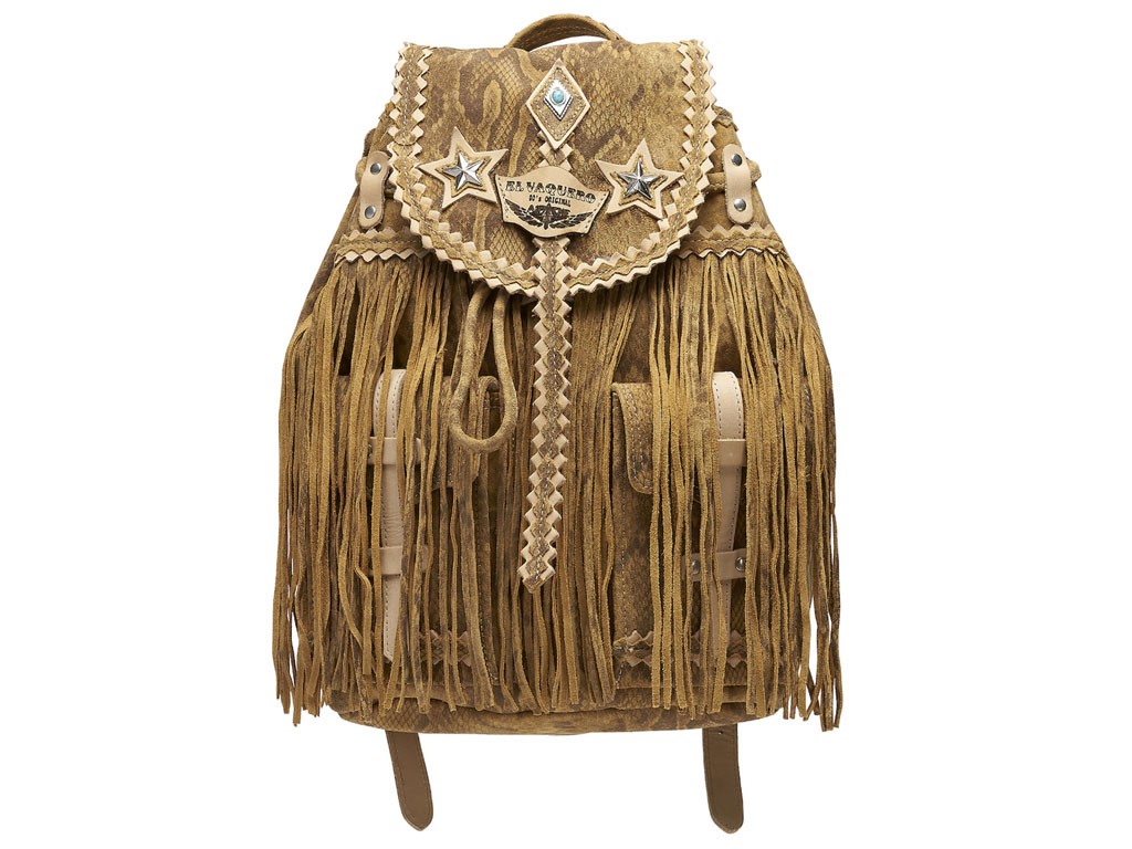 El Vaquero. Sunrise Naga Dune. Zaino in pelle di camoscio stampata leggermente tratta per creare l’effetto vintage. Tasche interne ed esterne con dettagli metallici e turchesi. Tonalità: color sabbia. Dimensioni: H33xL24xP13 cm. Prezzo: euro 559,00.