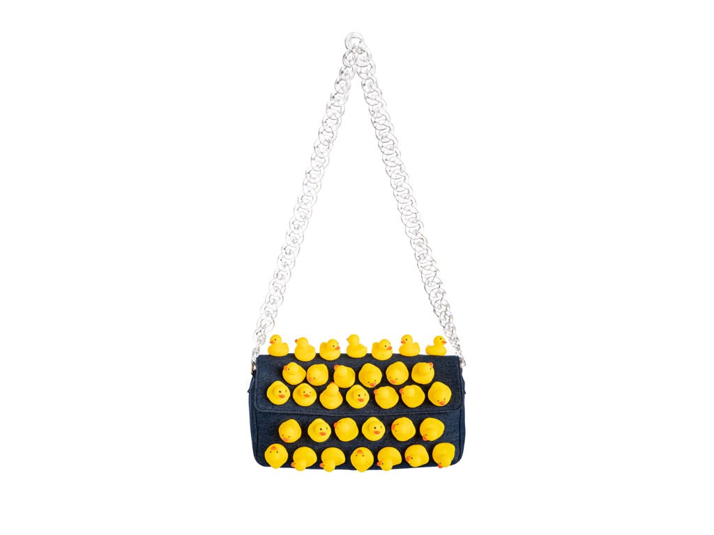 LaMilanesa. Duck. Borsa a tracolla 100% Denim con trocolla in resina. Le paperelle sono realizzate in plastica ecosostenibile. Dimensioni: H17xL34xP8 cm. Prezzo: euro 290,00 (scontato del 50% sull’e-commerce dell’azienda).