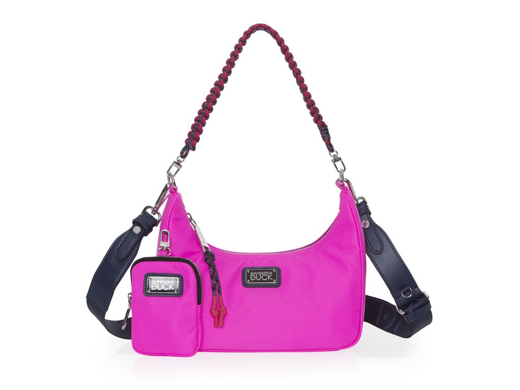 Mandarina Duck. Stile Multi tasca. Realizzata in nylon riciclato. La fodera interna è in poliestere rigenerato color rosa azalea. Accessori metallici in nickel lucido e tira zip in corda e silicone. Dimensione: H20xL25xP9 cm. Prezzo: euro 135,00 (scontato del 50% sull’e-commerce dell’azienda).