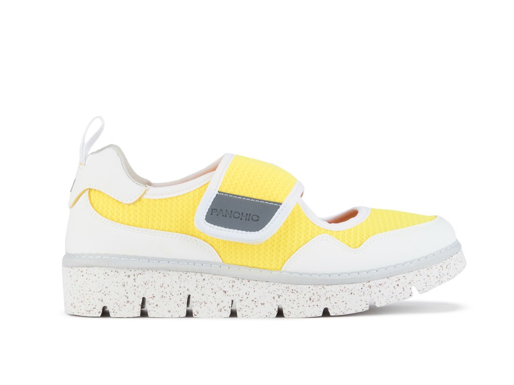 Panchic. Linea P05 Sneakers in Mesh e Microfibra riclati. La tomaia d’ispirazione running in mesh riciclato giallo. Gli inserti sono in microfibra di colore bianco. Chiusura laterale con velcro. La suola è estremamente flessibile e leggera. Prezzo: euro 138,00 (scontato del 20% sull’e-commerce dell’azienda).