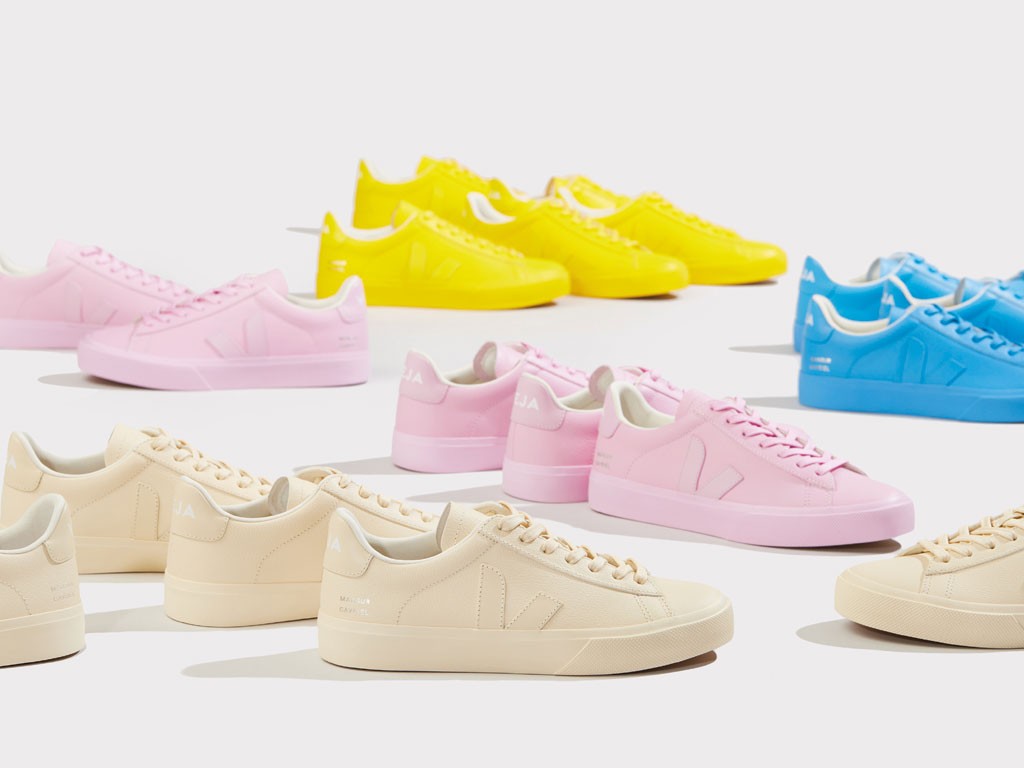 Veja x Mansur Gavriel. Campo. Sneakers monocromatica in quattro tonalità: sunshine, rosa, cream e celeste. La suola vulcanizzata è di origine biologica e riciclata fino al 65%, con elementi di scarto derivati dalla lavorazione del riso, gomma amazzonica e gomma riciclata. Prezzo: euro 140,00.