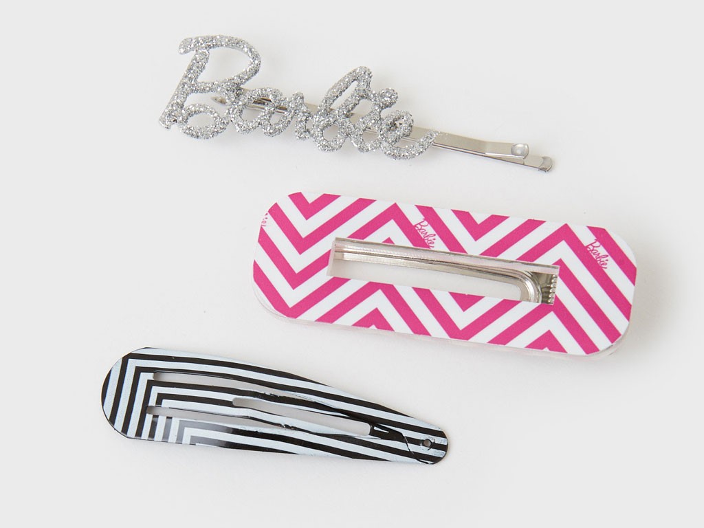 Barbie® per Calliope. Pack tre fermagli per capelli. Barbie e marchi associati e abbigliamento commerciale sono di proprietà e utilizzati su licenza Mattel®. Prezzo: euro 7,99 (scontato del 50% su calliope.style.it).