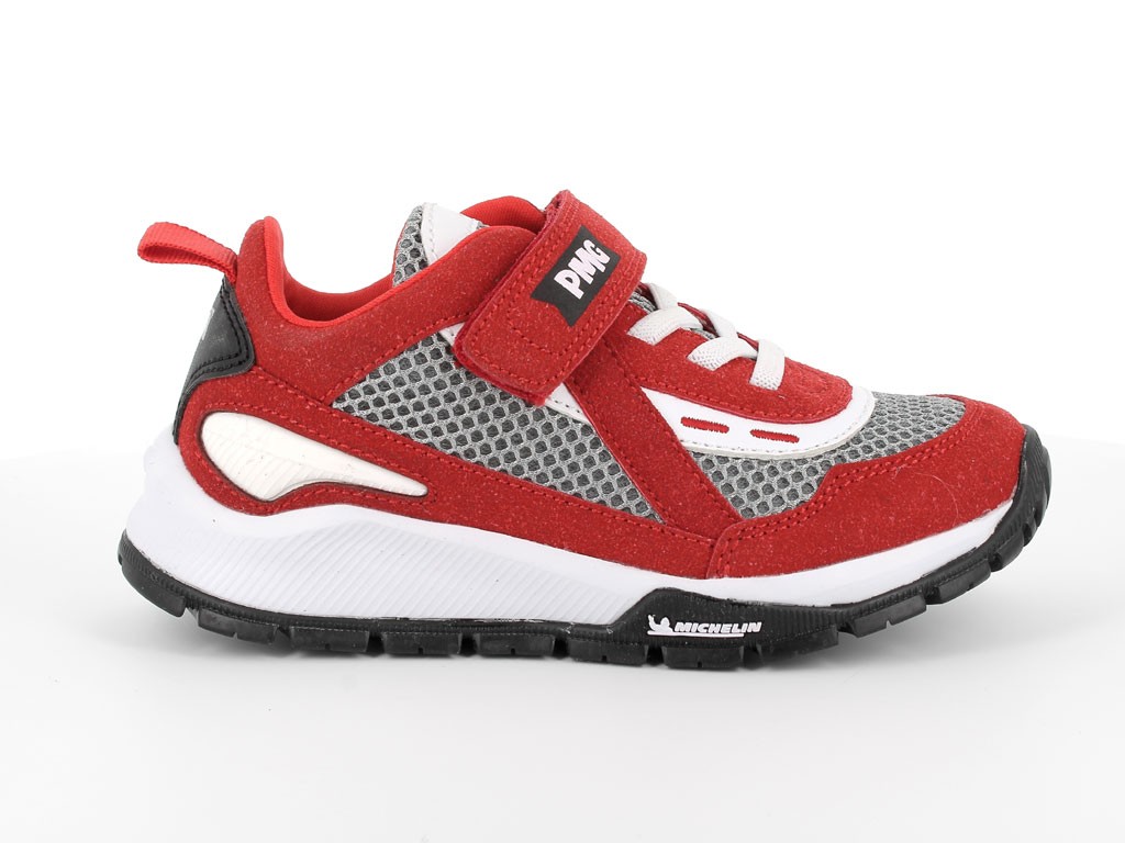 Primigi. Sneaker modello PMK in pelle e tessuto con suola Michelin. Suola con disegno modulare del battistrada, ispirato agli pneumatici, per maggiore trazione e massima aderenza al suolo, anche sulle superfici scivolose, con un alto livello di flessibilità e durata in ogni situazione. Il battistrada protegge i piedi contro piccoli urti e terreno irregolare. Prezzo: euro 59,90.