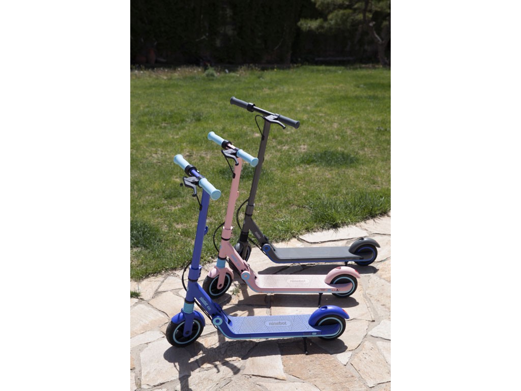 Segway Ninebot. Nell’immagine il monopattino Zing E8, ideato per bambini tra i 6 e i 12 anni, pesa 7,9 kg, e l’eKickScooter Zing E10, progettato per ragazzi fino ai 14 anni, pesa 8,4 kg.
Entrambi dotati di 3 freni indipendenti e 3 modalità di guida, dispongono della Modalità Safe per limitare la velocità massima a 10 km/h, garantendo un’autonomia di 10 km (circa 40 minuti di utilizzo). La pedana ribassata, a soli 10 cm da terra, per una perfetta stabilità durante la guida. Il monopattino si ricarica completamente in sole 4 ore e, grazie al Sistema di Gestione della Batteria (BMS), le celle sono preservate da sovraccarico, surriscaldamento e corto circuiti. La linea ha ruote piene in gomma sintetica per assorbire gli urti e per offrire un grip notevole su ogni tipo di terreno. Il modello Zing E10 è certificato IPX4, ed è dotato di luci ambientali a LED sotto la pedana che cambiano colore in base alla modalità di guida scelta: Rosso per la modalità Safe, Blu per la modalità Cruise, infine Multicolore per la modalità Turbo. Prezzo Zing E8 al pubblico: euro 229,99. Prezzo Zing E10 al pubblico: euro 249,99.