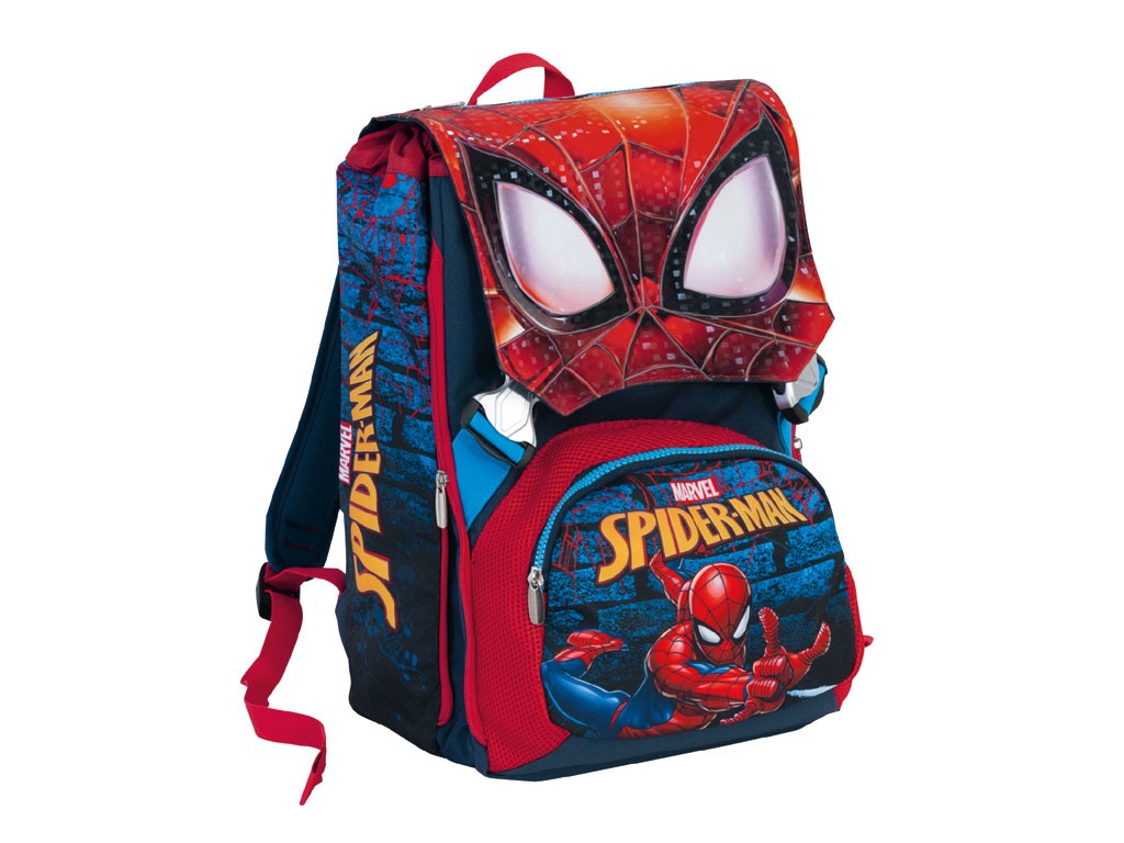 Seven per Marvel. Spider-Man Crime Fighter. Zaino sdoppiabile con schienale preformato e personalizzato con fondo rigido, spallacci imbottiti e rivestiti in tessuto con sottospallaccio in rete traspirante, tasca frontale, pattina in materiale lenticolare, tasca laterale in rete porta borraccia, fianchi stampati, inserti in rete imbottita, zip pressofusa su tasca e pattina, fibbie argentate e tirazip argentati. Capacità: 18 lt chiuso – 28 lt aperto. Prezzo consigliato: euro 54,90.