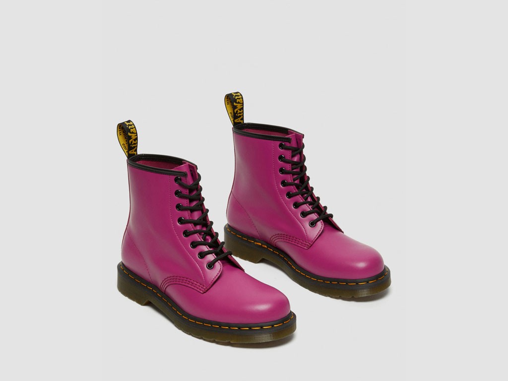Dr Martens. Modello 1460 Fuchsia Smooth. Tomaia: 100% Pelle. Rivestimento: 75% Tessuto / 25% PU. Suola: 100% PVC. Prezzo: euro 189,00.